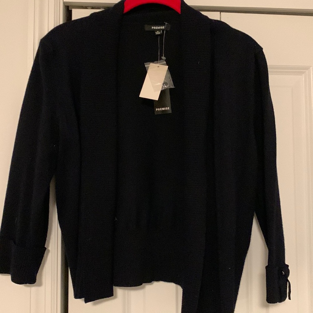 Black light short sweater